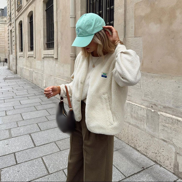 Gilet féminin polyvalent, sans manches, boutonné, parfait pour un look automnal chic.