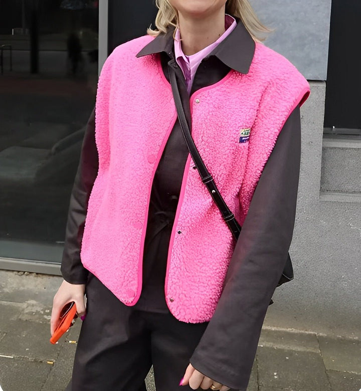 Modèle portant un gilet femme sans manches boutonné, style chic et décontracté.