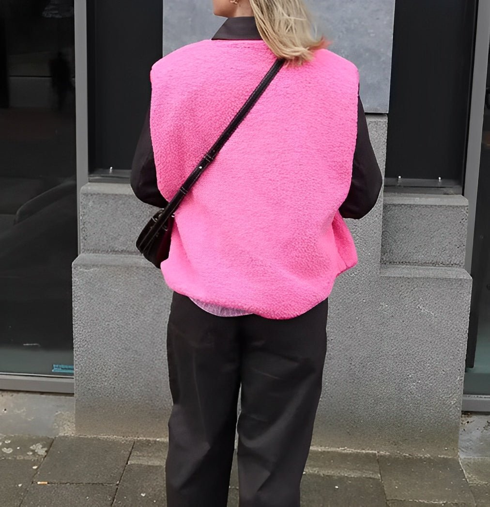 Gilet femme sans manches boutonné, coupe élégante, parfait pour les superpositions en automne.