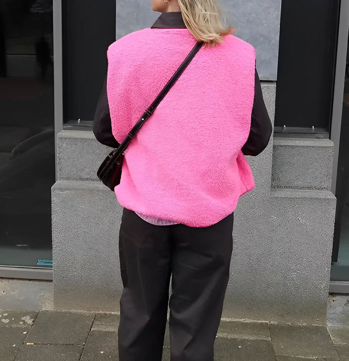 Gilet femme sans manches boutonné, coupe élégante, parfait pour les superpositions en automne.
