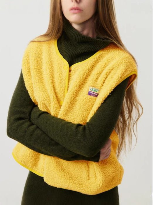 Texture douce du gilet femme sans manches, boutonné, pour un confort optimal en hiver.