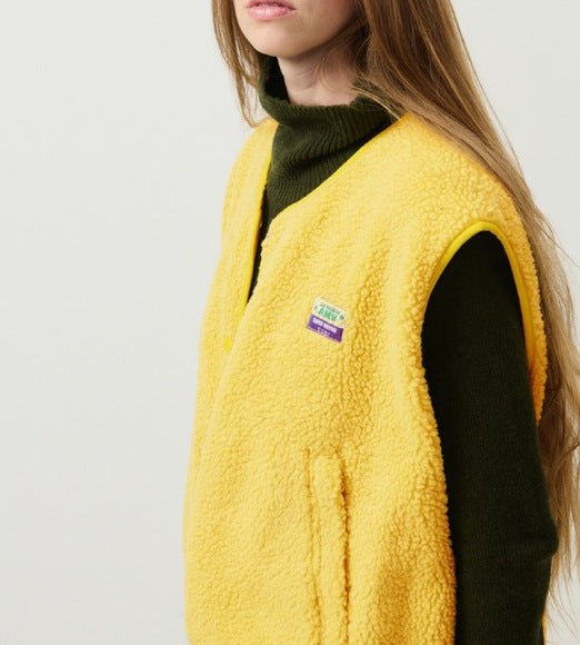 Gilet boutonné femme, sans manches, vêtement féminin chic et facile à porter.