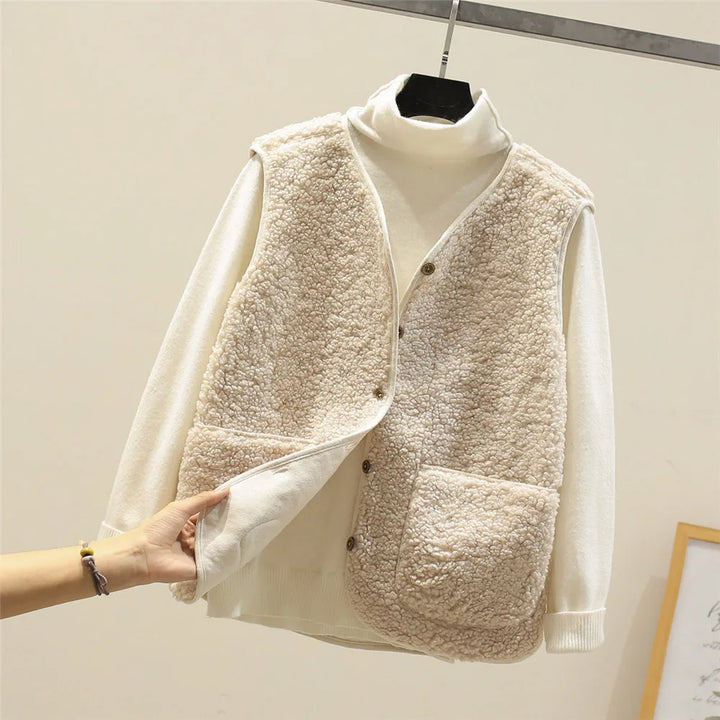 Gilet femme sans manches doux, chaud et confortable pour un style décontracté et une superposition mode en hiver.