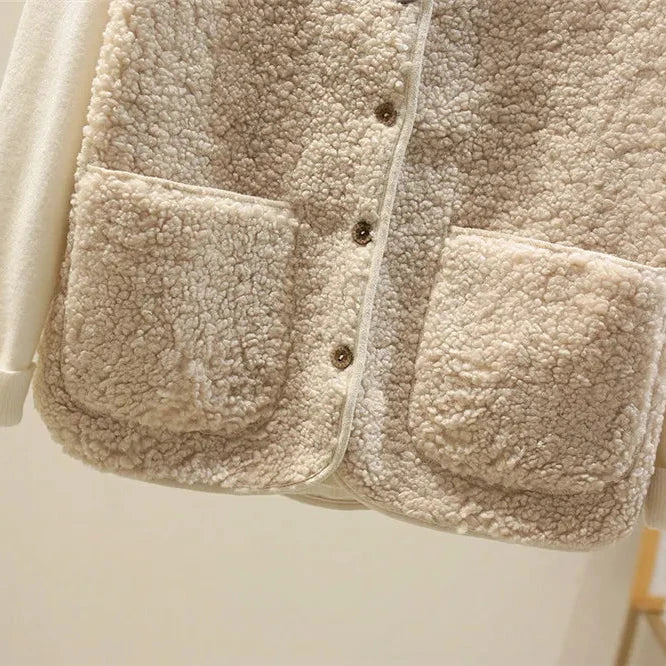 Détail du col douillet du gilet femme sans manches, confortable et chaud, un essentiel mode pour l'hiver.