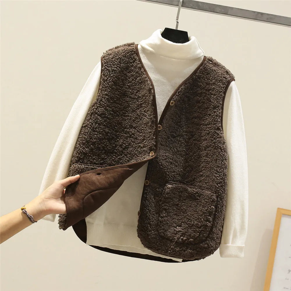 Gilet femme décontracté en maille douce, sans manches, offrant chaleur et confort quotidien pour l'hiver.