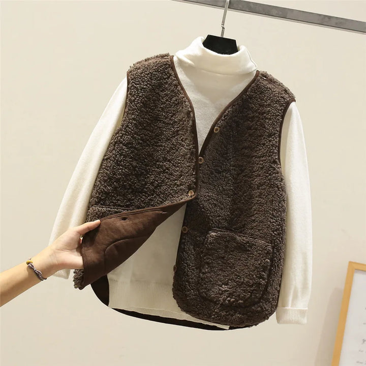 Gilet femme décontracté en maille douce, sans manches, offrant chaleur et confort quotidien pour l'hiver.