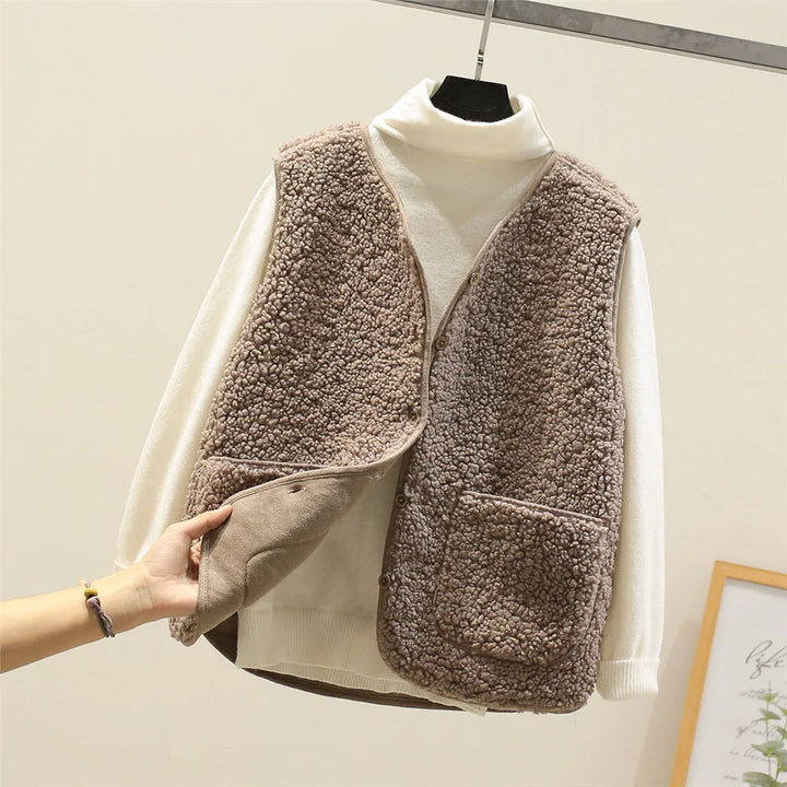 Gilet femme sans manches élégant, parfait pour la superposition, apporte chaleur et touche mode à votre tenue d'hiver.