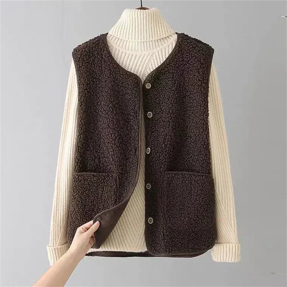 Vue rapprochée du gilet femme sans manches, matière douce et chaude, idéal pour le confort et la mode hivernale.