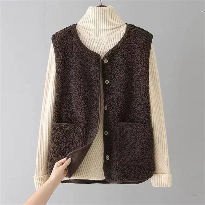 Vue rapprochée du gilet femme sans manches, matière douce et chaude, idéal pour le confort et la mode hivernale.