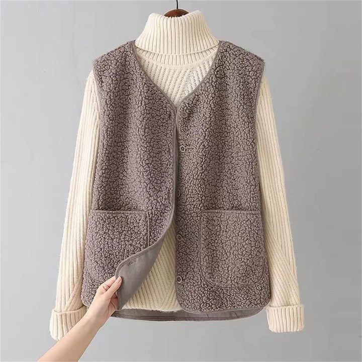 Femme portant un gilet sans manches confortable et chaud, parfait pour un look décontracté d'hiver.