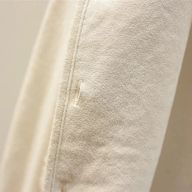 Gilet femme sans manches plié, doux au toucher, synonyme de confort et de chaleur pour vos vêtements d'hiver.