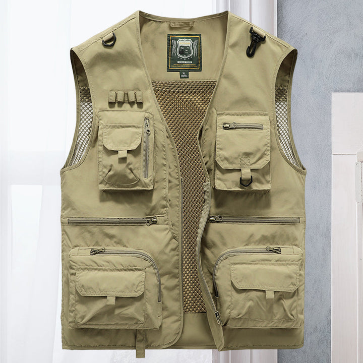 Gros plan sur la texture respirante d'un gilet homme léger, avec détail d'une poche zippée pratique.