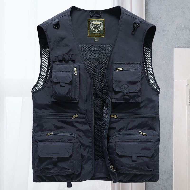 Homme en gilet multi-poches léger, marchant en forêt, illustration parfaite pour la randonnée et l'aventure.