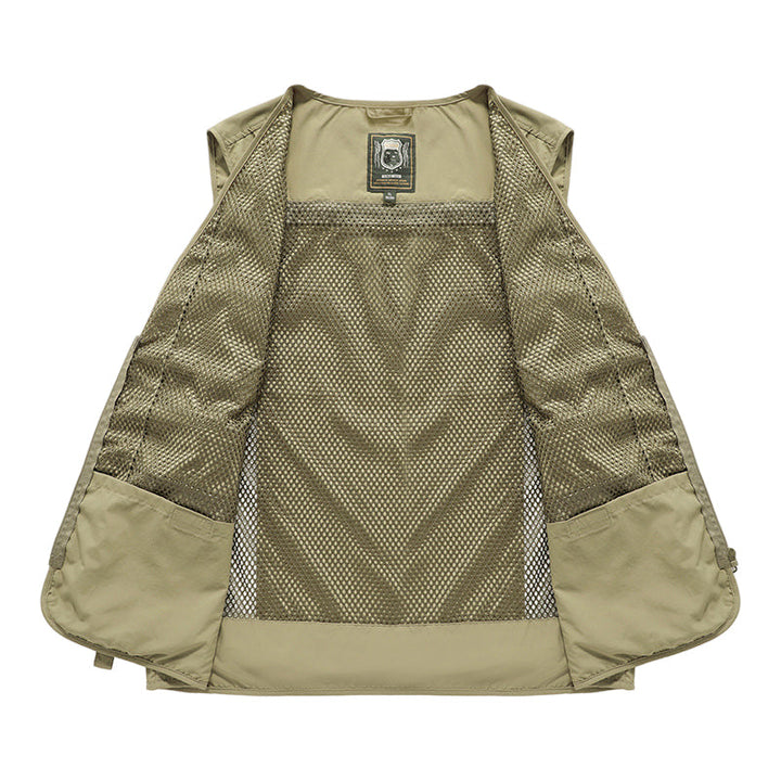 Gilet utilitaire homme avec 16 poches zippées et à velcro, offrant une organisation maximale en voyage.