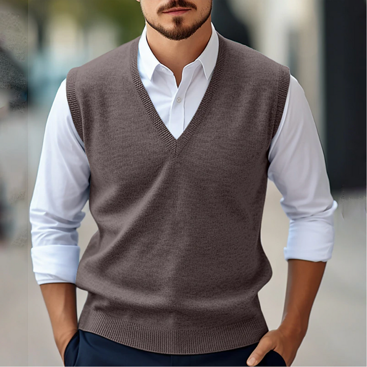 Gilet homme sans manches en coton, élégant et léger.  Coupe ajustée, col V.