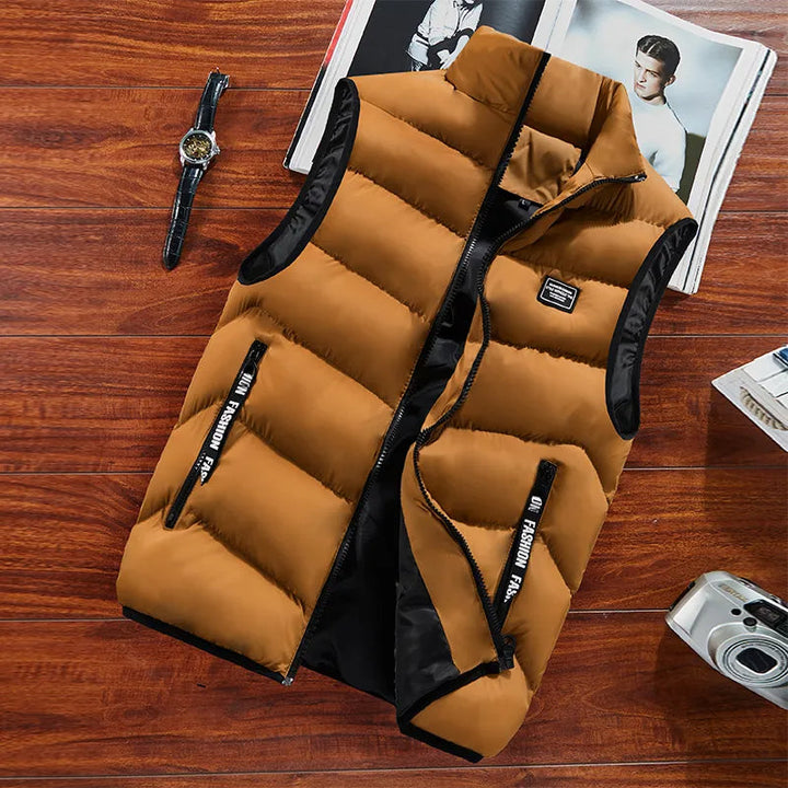 Gilet matelassé homme, style polyvalent pour la mode masculine. Veste sans manches, parfaite pour une couche extérieure.