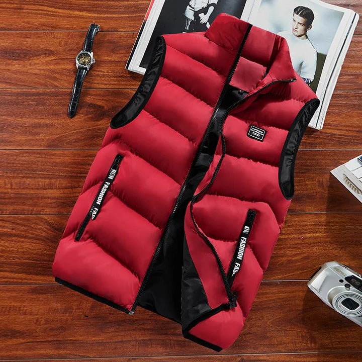 Gilet sans manches matelassé homme, offrant chaleur optimale et confort pour les activités extérieures en automne.
