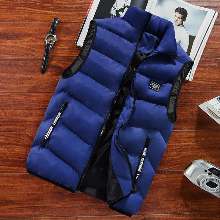Veste gilet matelassé homme. Design sans manches pour une liberté de mouvement et une couche chaude en automne.