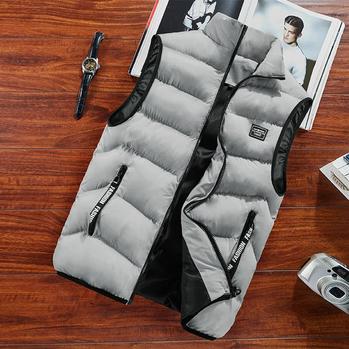 Gilet homme matelassé moderne, idéal pour la mode masculine. Veste sans manches polyvalente pour un usage quotidien.