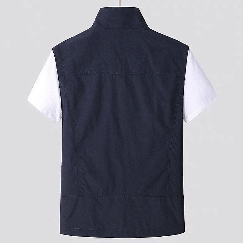 Gilet décontracté pour homme, couleur unie. Ce top sans manches est un vêtement tendance mode masculine.