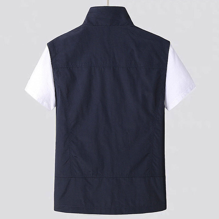 Gilet décontracté pour homme, couleur unie. Ce top sans manches est un vêtement tendance mode masculine.