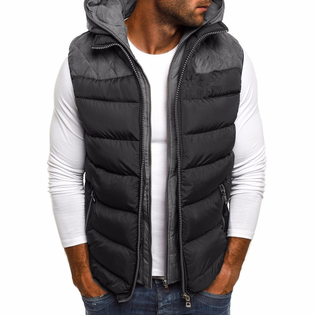 Gilet homme chaud et coupe-vent avec capuche intégrée, confort optimal pour les activités d'hiver.