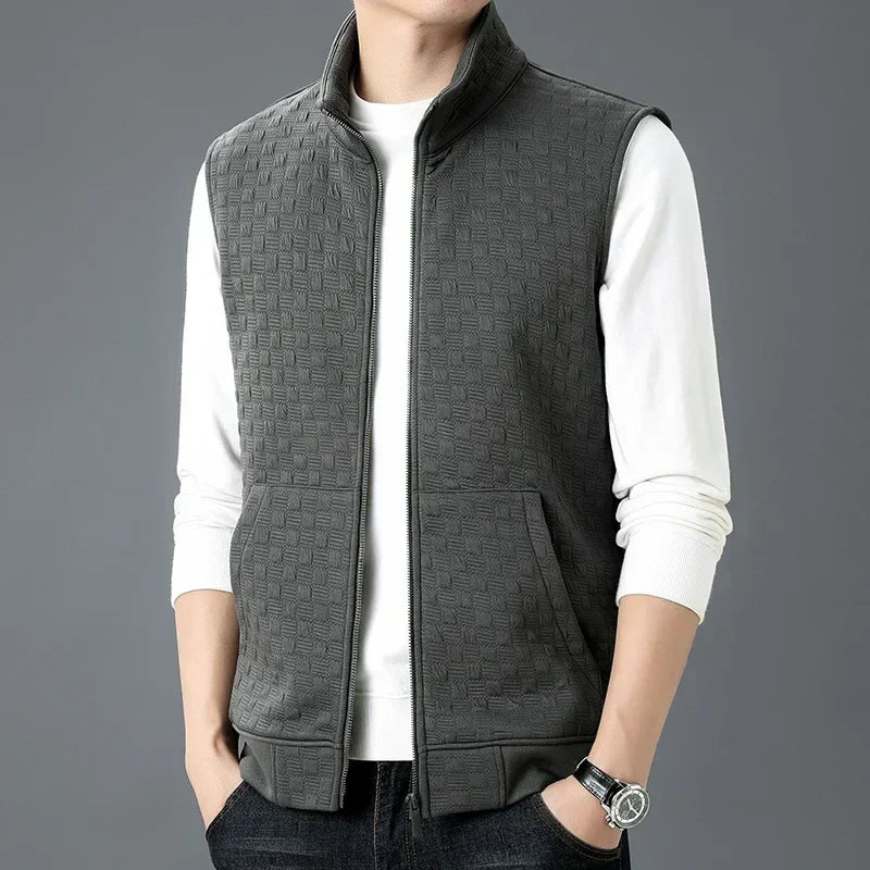 Gilet sans manches zippé polyvalent pour homme, idéal automne, style décontracté et moderne.