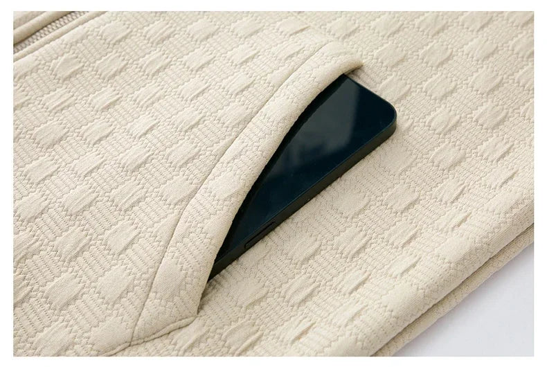 Vêtement masculin polyvalent: gilet sans manches zippé, essentiel pour un style décontracté automnal.