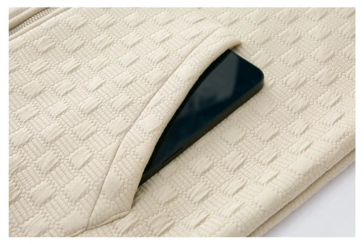 Vêtement masculin polyvalent: gilet sans manches zippé, essentiel pour un style décontracté automnal.