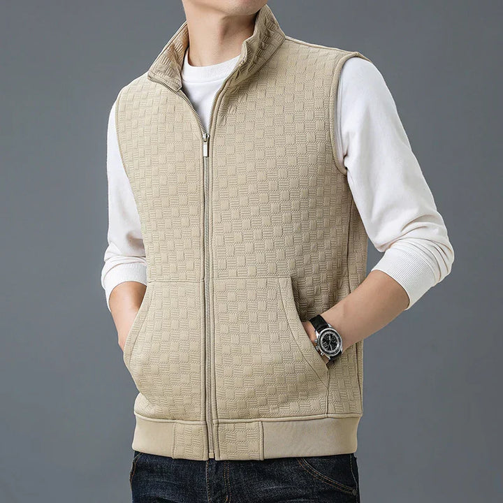 Gilet homme sans manches zippé. Veste légère décontractée, parfaite pour la mode automnale.