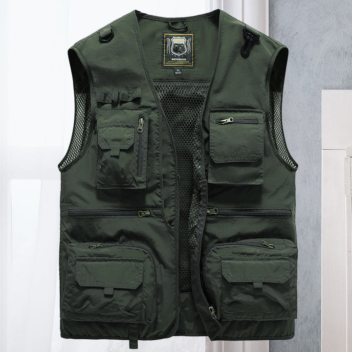Gilet tactique homme sans manches, multi-poches, outdoor. Design léger et respirant pour activités plein air.