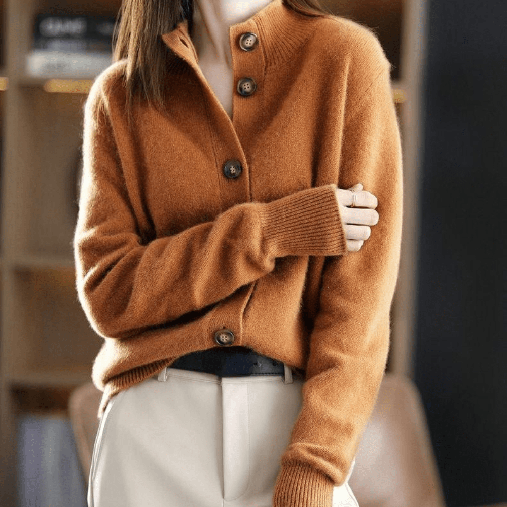 Gilet tricoté douillet pour femme, couleurs variées, mode féminine élégante et confortable en toute saison.