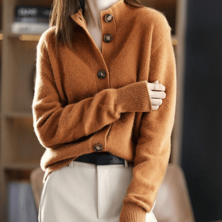 Gilet tricoté douillet pour femme, couleurs variées, mode féminine élégante et confortable en toute saison.