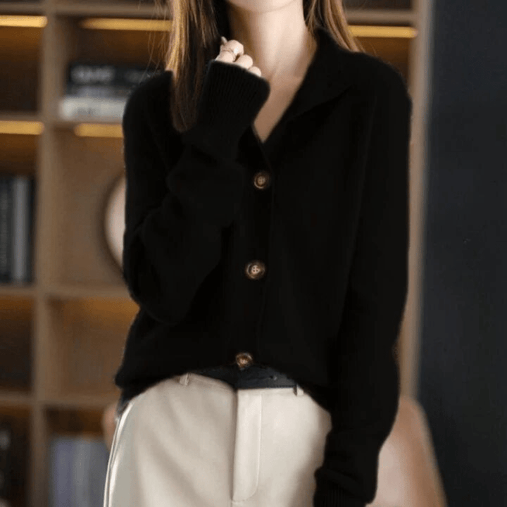 Gilet élégant pour femme, tricoté avec soin, offrant un confort optimal et un style polyvalent pour l'hiver.
