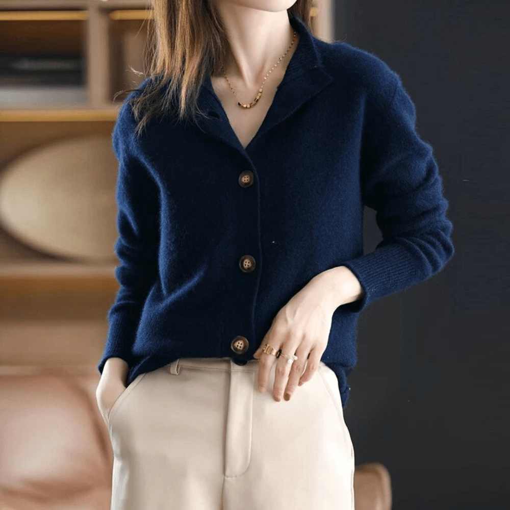 Cardigan tricoté pour femme, doux et confortable, un essentiel de la mode automne-hiver, très chic.