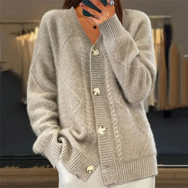 "Gilet tricoté élégant à col V pour femmes, texture luxueuse, manches longues, coupe fluide, disponible en plusieurs couleurs