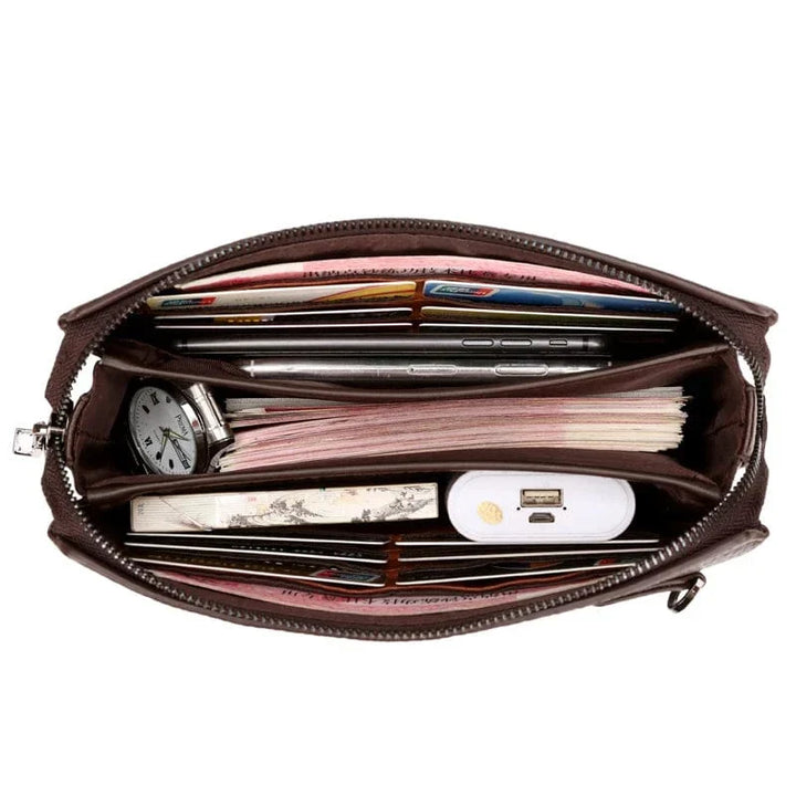 Vue intérieure d'un grand portefeuille homme en cuir PU noir, compartiments pour monnaie et papiers.