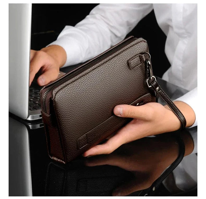 Un homme tenant un portefeuille long en cuir PU noir, montrant sa taille dans la main, accessoire pratique.