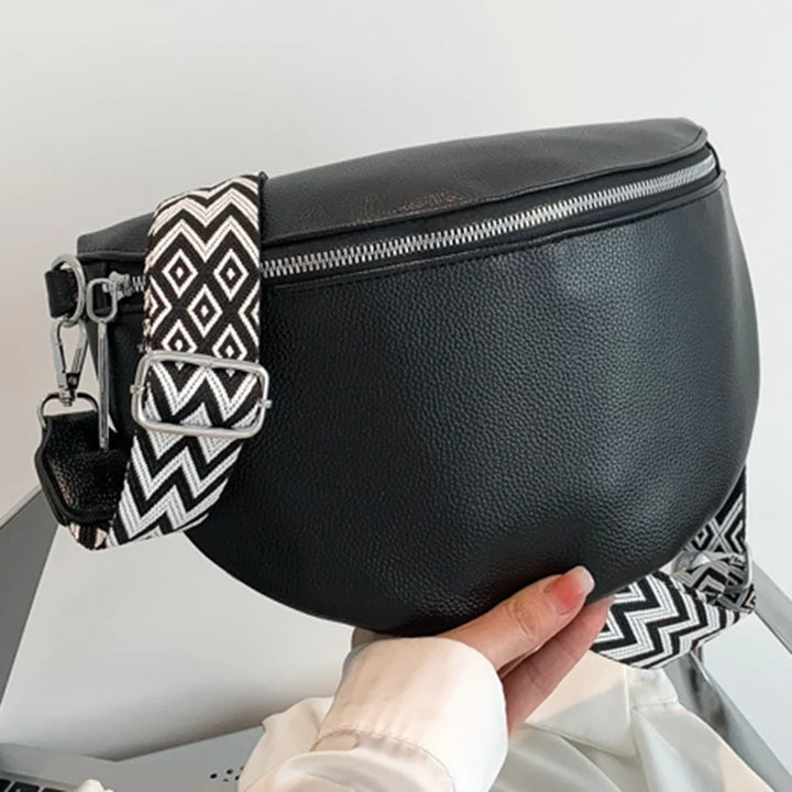 Pochette sac banane polyvalente femme en similicuir noir, accessoire pratique et chic pour toutes occasions.