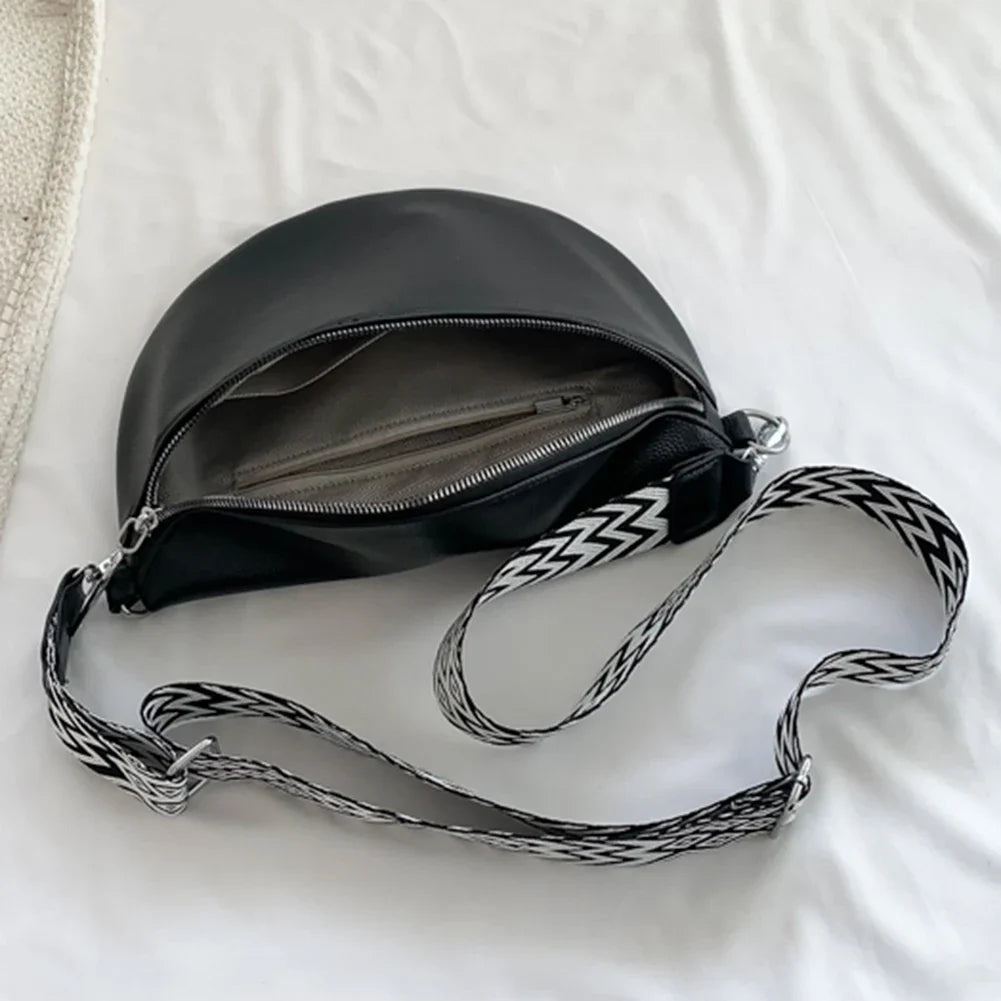 Sac banane femme tendance en similicuir noir, idéal pour un look élégant et garder l'essentiel à portée de main.