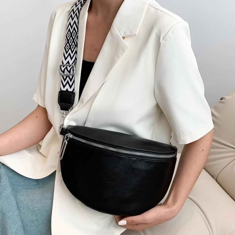 Grand sac banane noir élégant pour femme, en similicuir lisse, accessoire de mode pratique avec bandoulière réglable.