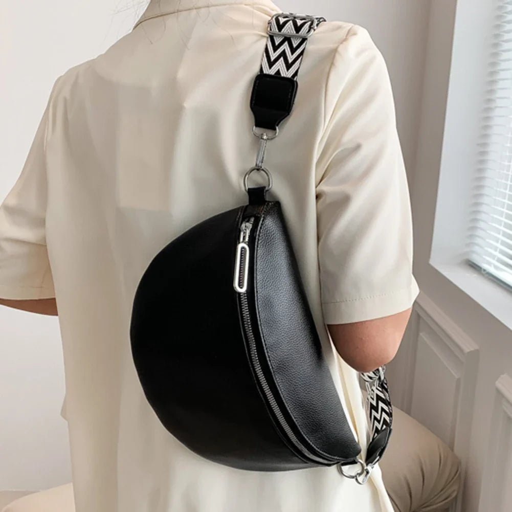 Sac banane femme moderne en similicuir noir, pochette élégante et pratique pour un usage quotidien et la mode urbaine.