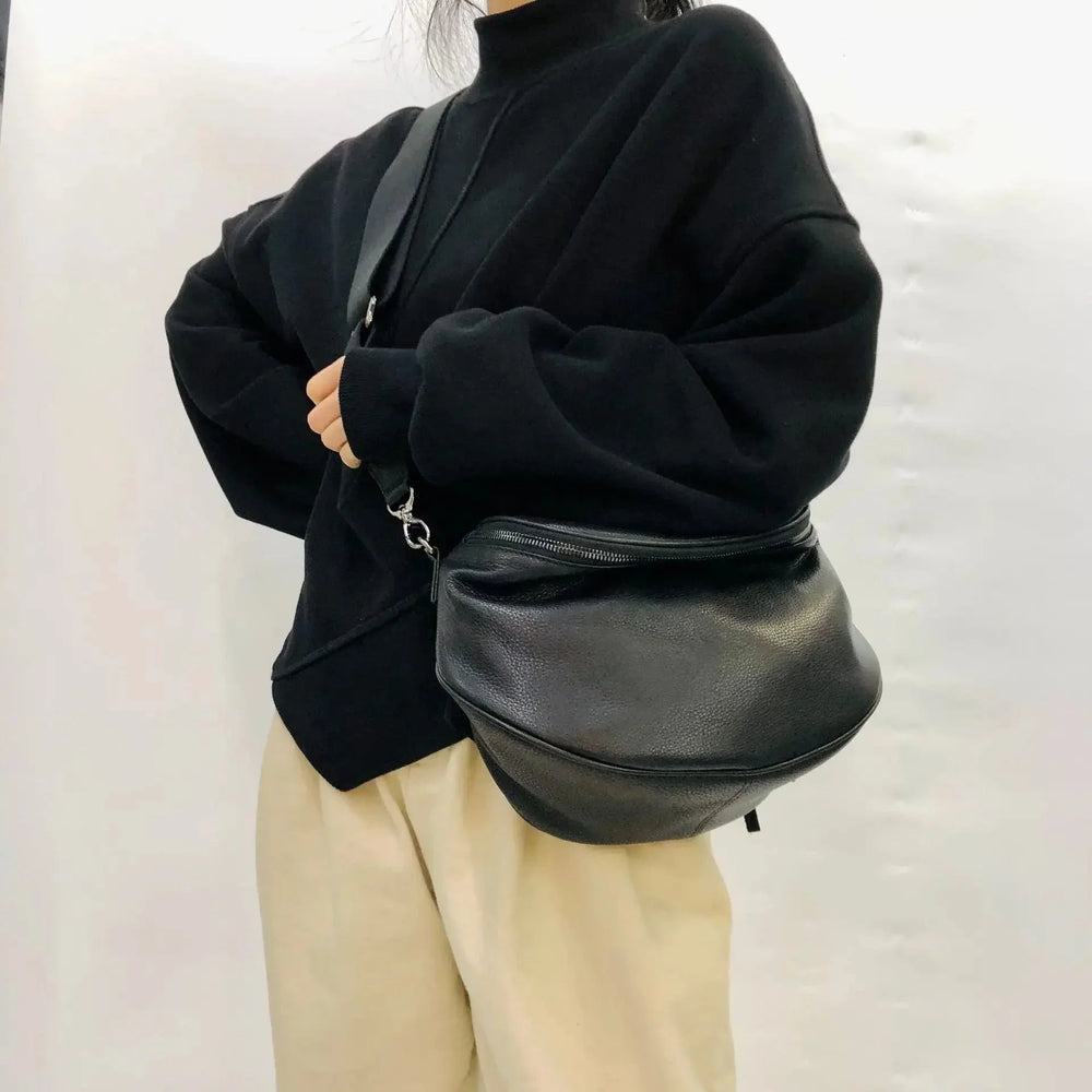Sac banane XL en cuir souple pour femme, couleur noir, grande capacité, style intemporel.