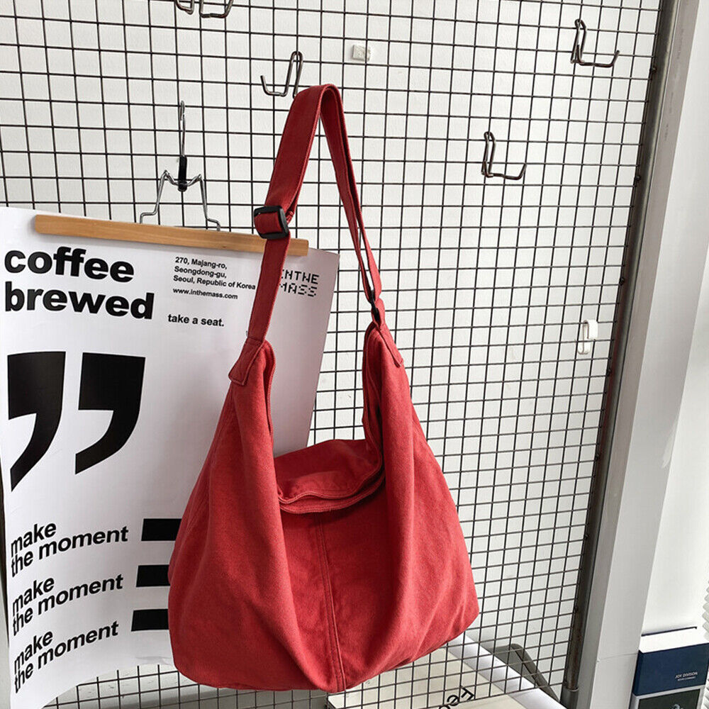 Sac à bandoulière femme en toile, grand volume, élégant et pratique. Accessoire mode décontracté.