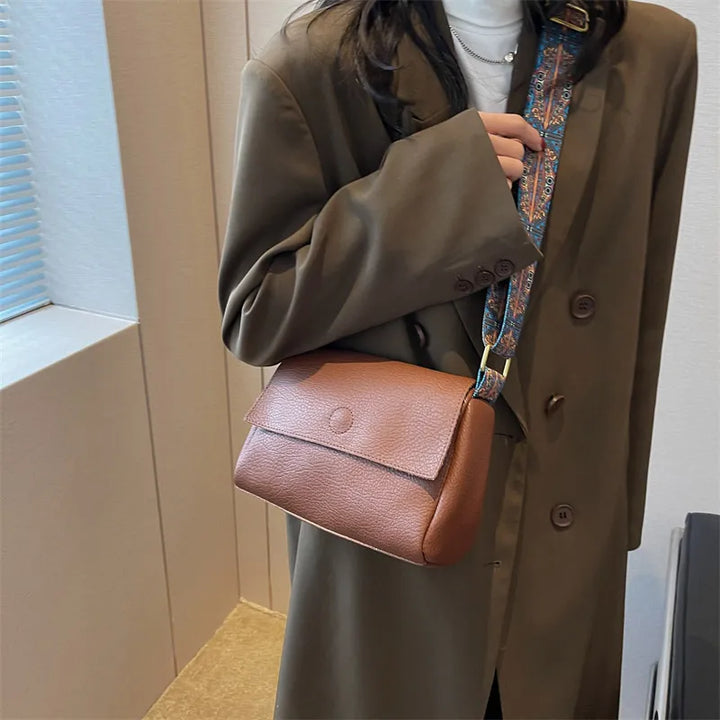 Accessoire de mode: sac à bandoulière large prune en similicuir pour femme