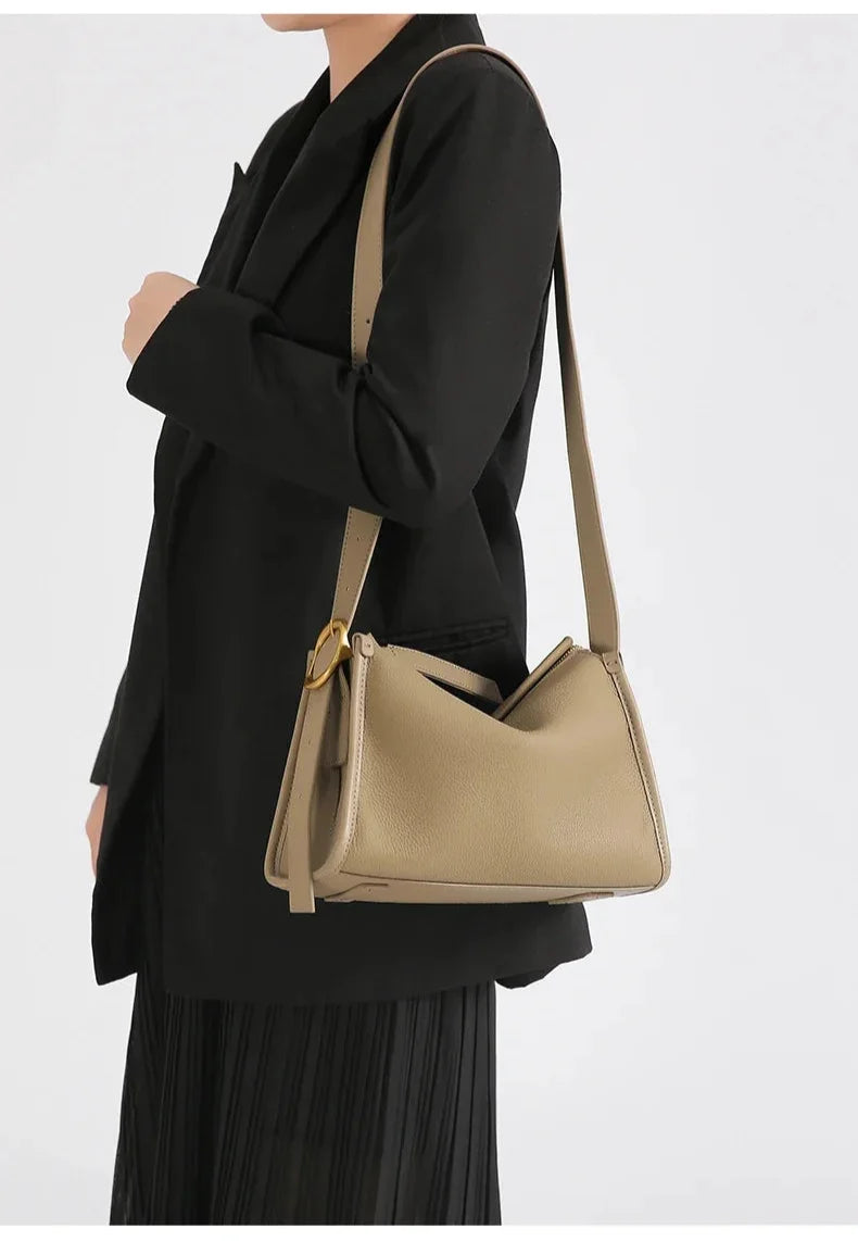 Grand sac besace en cuir élégant pour femme, idéal au quotidien avec sa bandoulière pratique.