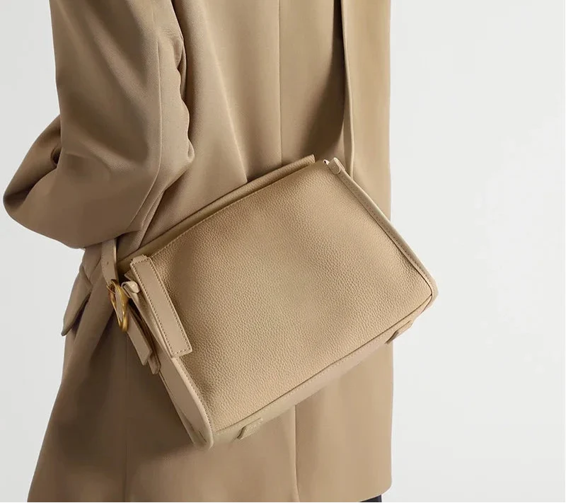 Sac de mode femme en cuir type besace, bandoulière pratique, accessoire élégant pour tout look.