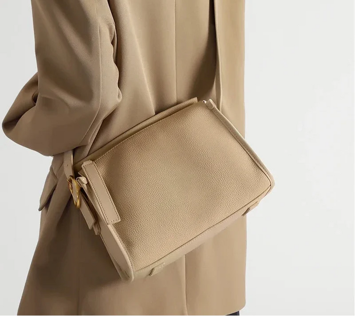 Sac de mode femme en cuir type besace, bandoulière pratique, accessoire élégant pour tout look.
