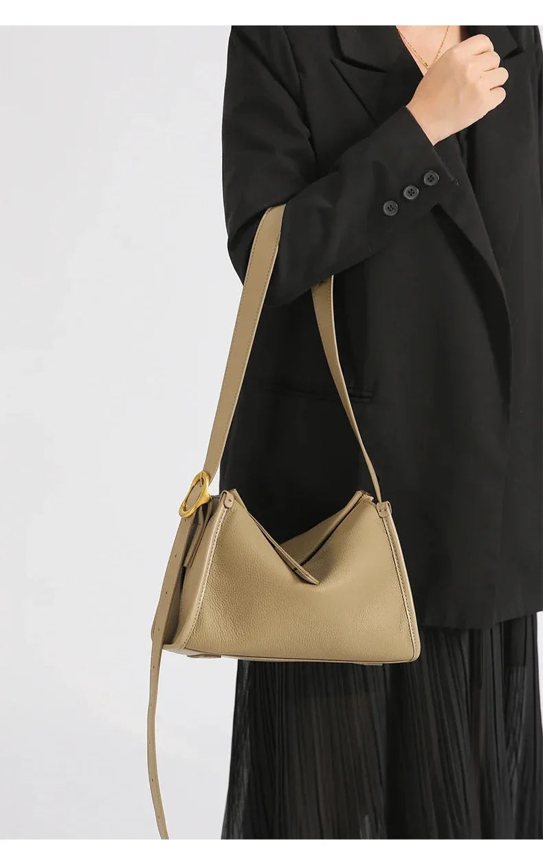 Accessoire femme élégant: sac besace en cuir, grand et pratique pour le quotidien, multiples poches.