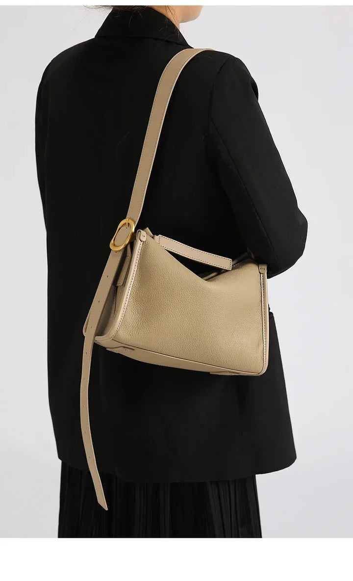 Élégant sac besace femme en cuir avec bandoulière réglable, parfait pour un usage quotidien chic.